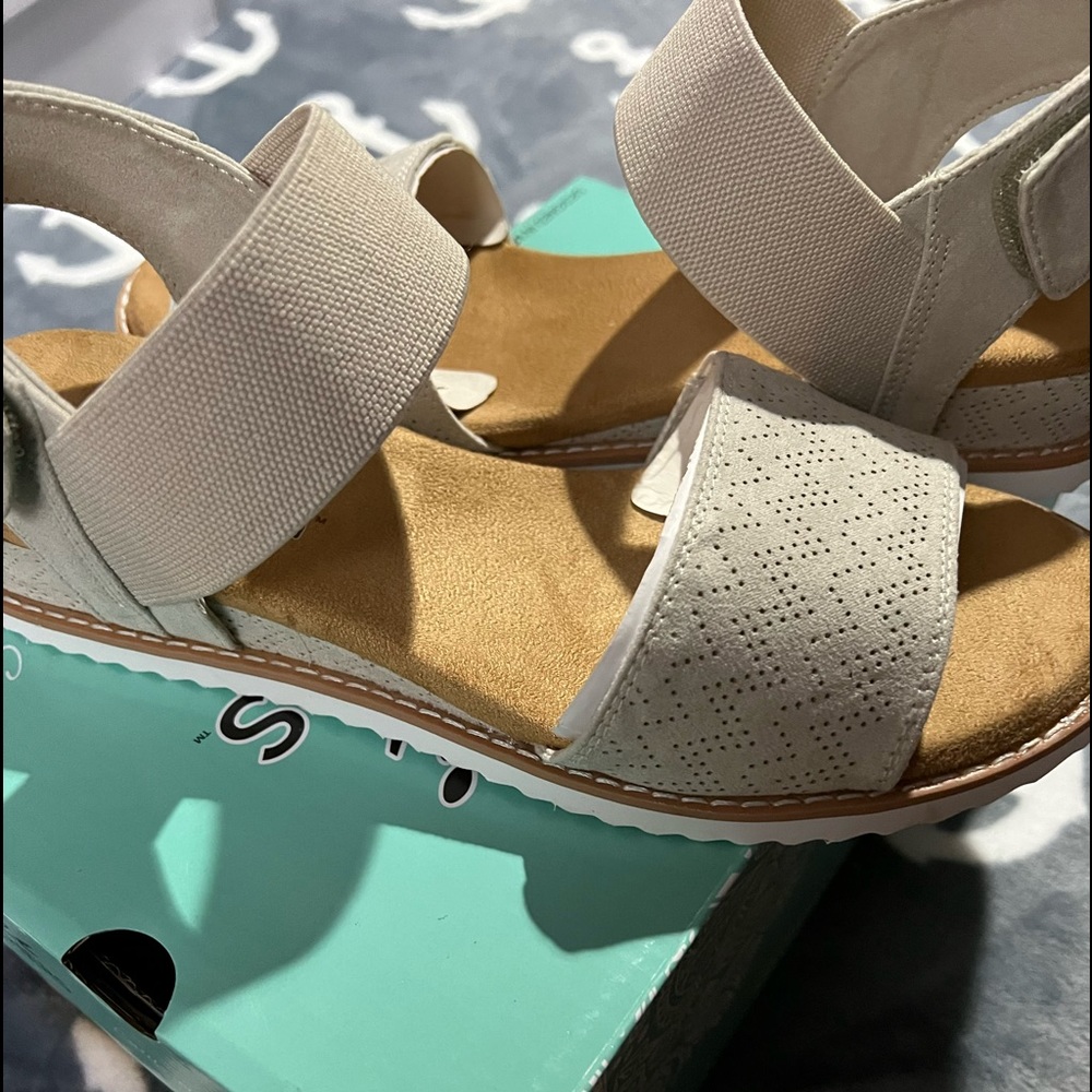 Brand with tags Cali from Skechers brown sandals